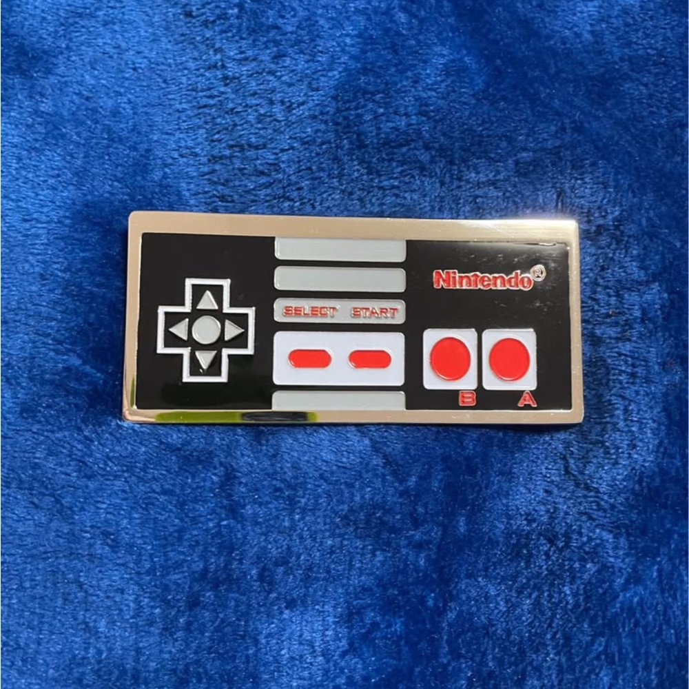 Nintendo Retro Controller Pin - Black and Red